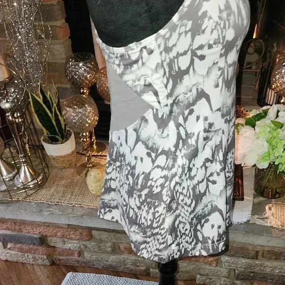 Lole White and Gray Scoop Neck Sleeveless Tank Top - Picture 2 of 6